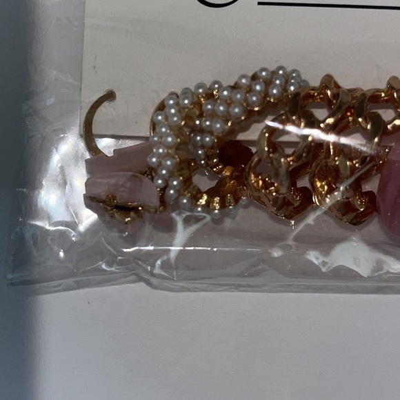 NWT 😊FREE😊W/ $20 Purchase - 5 Pair of earrings - Picture 4 of 5
